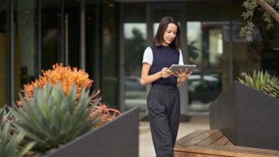 Une femme qui regarde une tablette.
