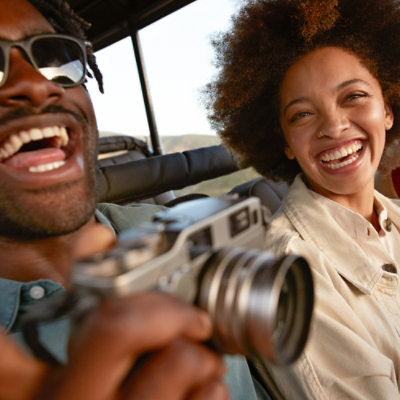 Deux personnes souriant à une caméra.