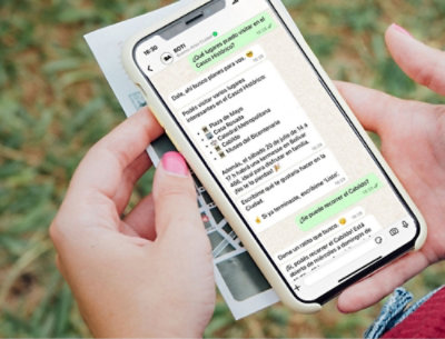 Gros plan sur une main tenant un téléphone portable dont l'écran affiche du texte.