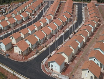 Groupe de maisons avec des toits rouges.
