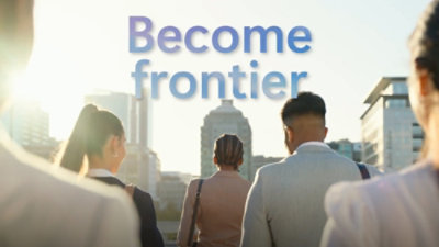 Les professionnels qui marchent vers un horizon de ville sous les mots “Deviennent frontière.”