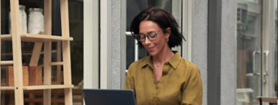 femme travaillant sur un ordinateur portable