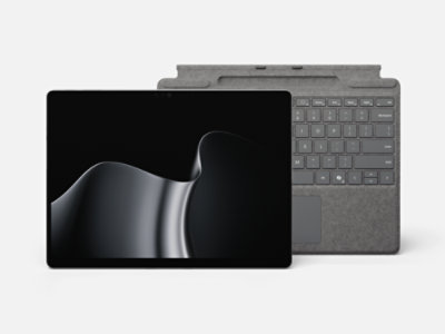 Ein platinfarbenes Surface Pro 13 Zoll (12. Edition) im Bundle mit einem passenden Flex Keyboard in Platin.