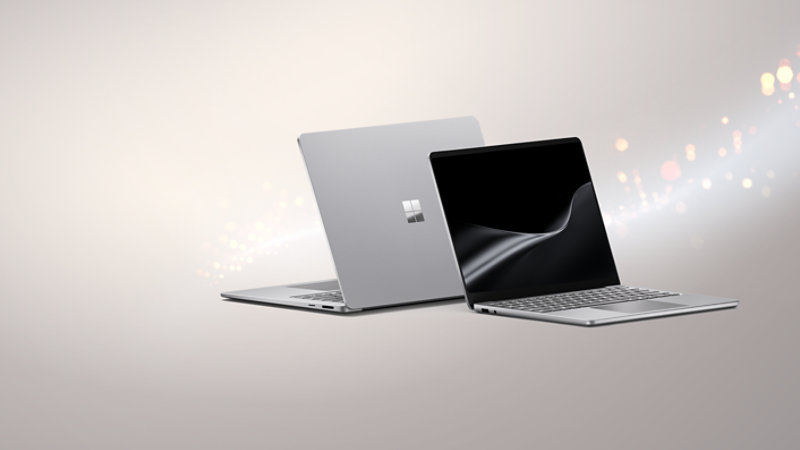 Due dispositivi Microsoft Surface Laptop color platino, con un laptop rivolto in avanti e l’altro inclinato all’indietro.