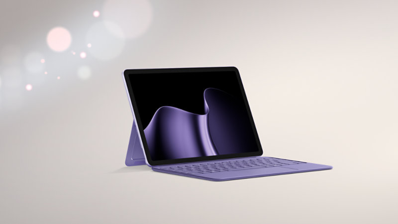 Un Surface Pro viola da 12 pollici in modalità kickstand, rivolto verso destra.