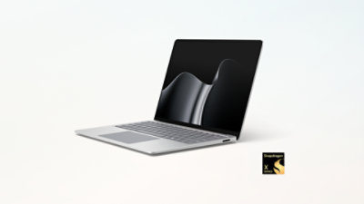 キックスタンドモードの13インチSurface Pro（プラチナ、第11世代モデル）。SnapdragonプロセッサおよびCopilot+ PCのバッジが配置されています。