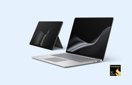Die neueste Edition der Surface PCs – ein Surface Laptop in der Farbe Platin und ein Surface Pro in der Farbe Schwarz.