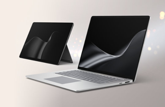 Un Surface Pro 12 pouces noir et un Surface Laptop 15 pouces couleur platine ouvert.