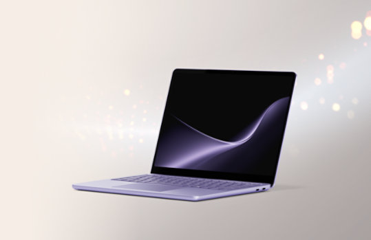 左を向いた、13インチのバイオレットのSurface Laptop。
