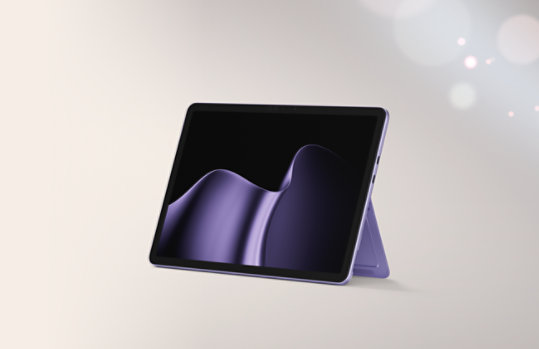 キックスタンドモードで左を向いた、12インチのバイオレットのSurface Pro。