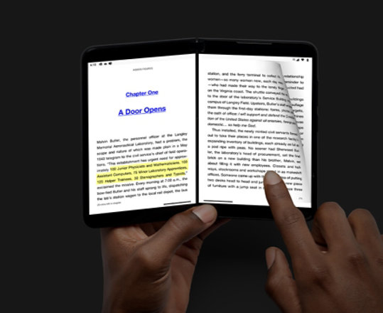 Kindle アプリを使用して Surface Duo 2 で読書している人。