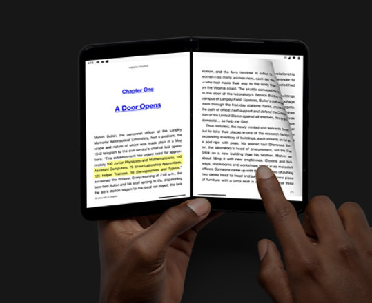 Personne lisant sur un Surface Duo 2 avec l’application Kindle