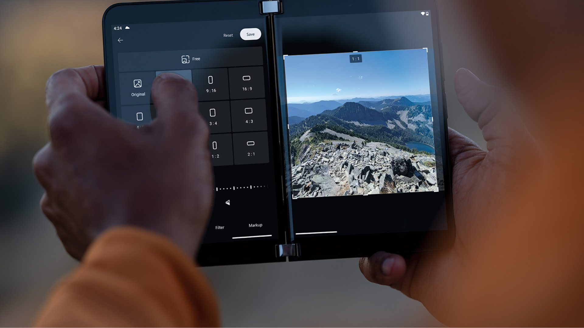 Surface Duo 2 の両方の画面を使用して写真を編集している人。