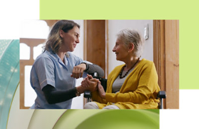 Žena u žutom džemperu drži ruke sa drugom ženom.