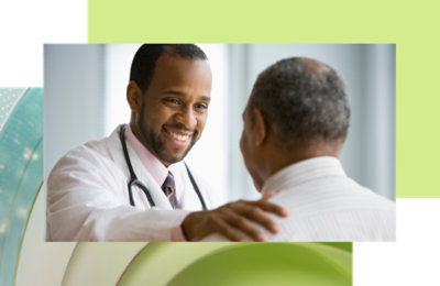 Doktor sa stetoskopom oko vrata razgovara sa pacijentom.