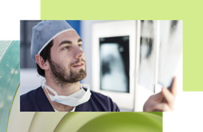 Muškarac u hirurškoj maski i medicinskoj uniformi.