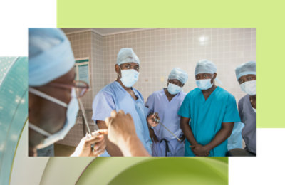 Grupa lekara u hirurškim mantilima i maskama.