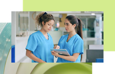 Žena u plavoj medicinskoj uniformi drži tablet.