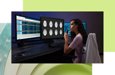 Žena koja gleda u ekran računara.