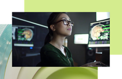 Žena sa naočarima gleda u ekran računara.