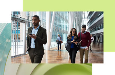 Grupa ljudi hoda u hodniku.