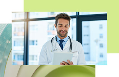 Doktor drži tablet.