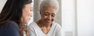 Žena se smeši drugoj ženi.