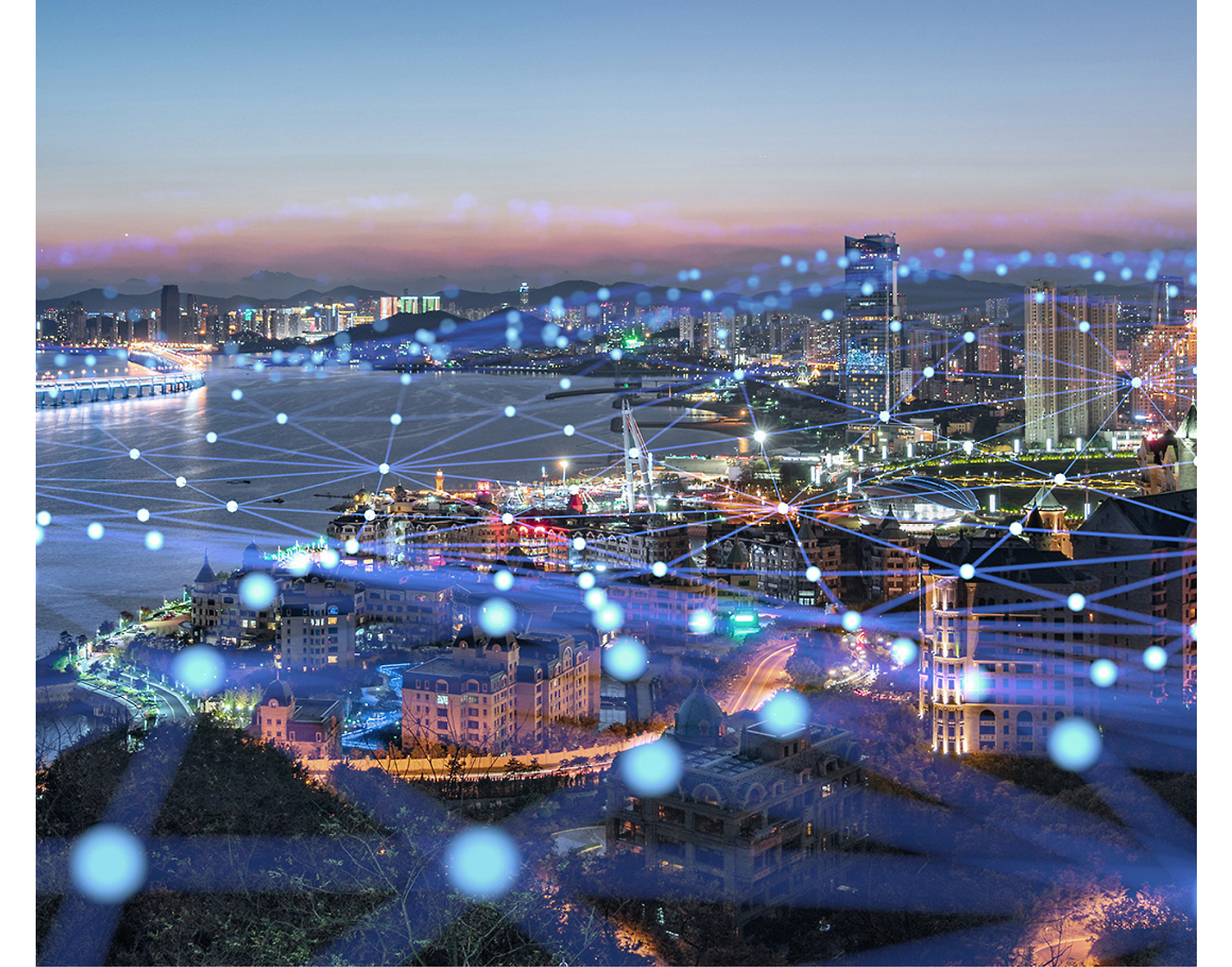 黃昏時分的濱海城市空照圖，圖中展示燈火通明的街道和建築物，上面覆蓋著發光的數位網路網格。