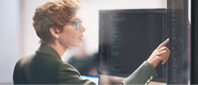 컴퓨터 화면을 보고 있는 사람