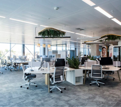 Een kantoor met veel computers.