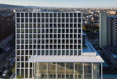 많은 창문이 있는 건물