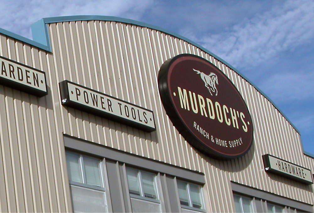 Una tienda de hardware con el logotipo de "MURDOCH'S"