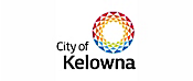 Kelounas pilsētas logotips ar krāsainu ģeometrisku rakstu, kas veido apli virs teksta “Kelounas pilsēta”.