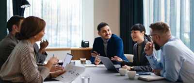 Skupina ljudi zbira zamisli in sodeluje.