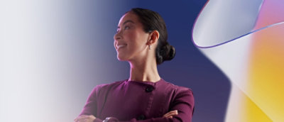 Ženska stoji v elegantnem notranjem dekorju