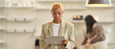 Een vrouw die een tablet in haar hand vasthoudt