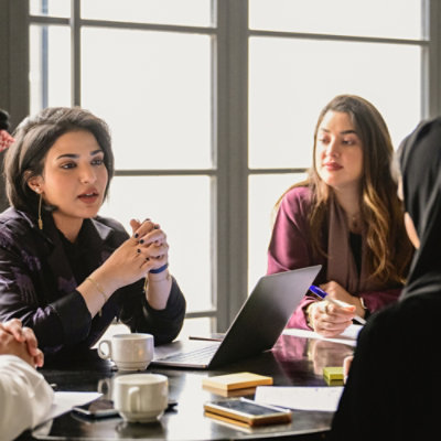 グループに説明している女性