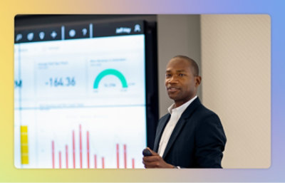 いくつかのグラフが表示されたボード上で説明している男性 