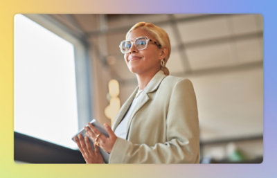 タブレットを持って微笑んでいるブレザーを着た女性。