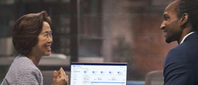 Eine Person, die an einem Schreibtisch mit einem Laptop sitzt.