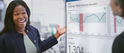 Eine Person zeigt auf ein auf einem Bildschirm dargestelltes Diagramm.