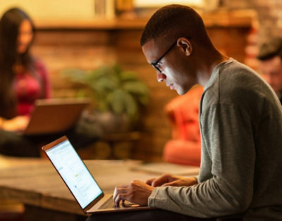 Eine Person, die auf einem Laptop tippt.