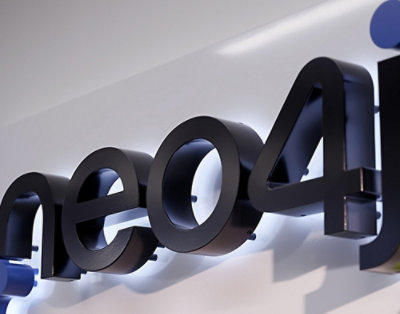 Eine Nahaufnahme eines schwarzen Metallschilds mit dem Text „ne04j“.