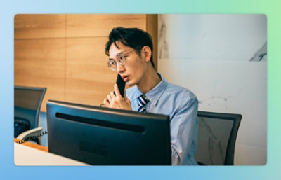 Ein Mann mit Brille spricht am Telefon.