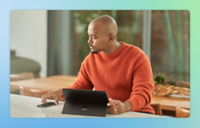 Eine Person verwendet einen Laptop.