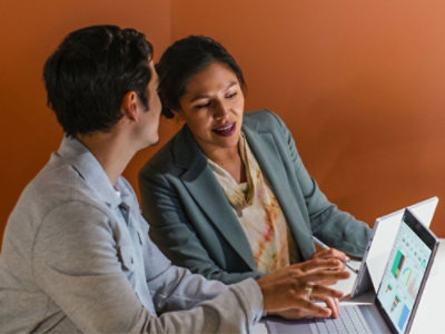 Ein Mann und eine Frau, die auf einen Laptop blicken