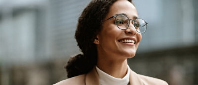 Eine lächelnde Frau mit Brille