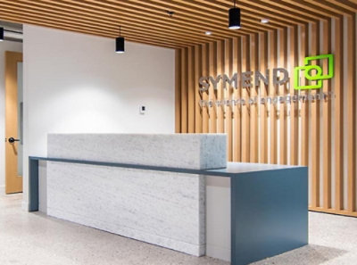 A reception desk with a sign on the wall that reads SYMANRIÓI.