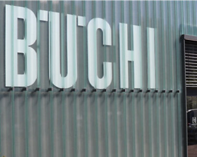 BUCHI と書かれた建物の看板のクローズアップ。