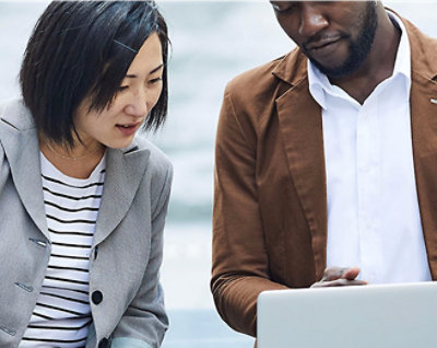 1 台のノート PC を見ている男性と女性。